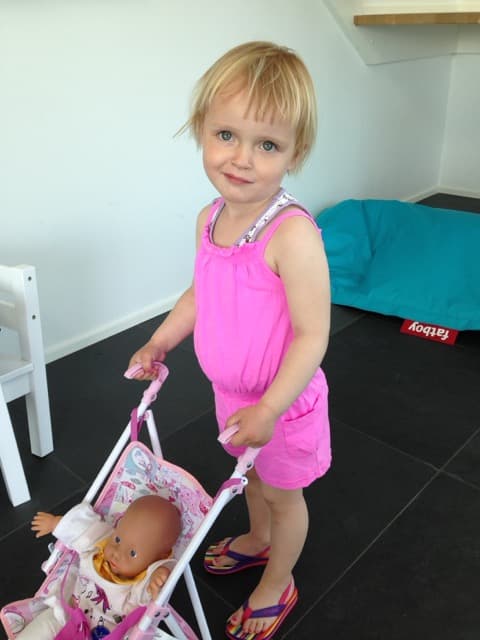 Penelope som lille med sin dukkevogn