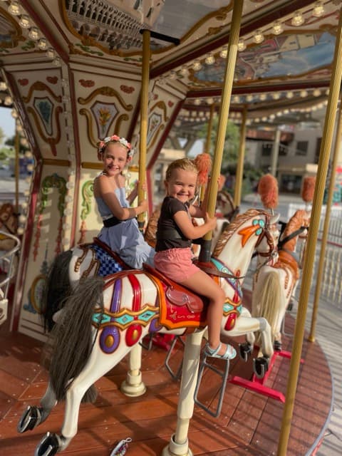 Penelope på en hest i en gammel karrusel