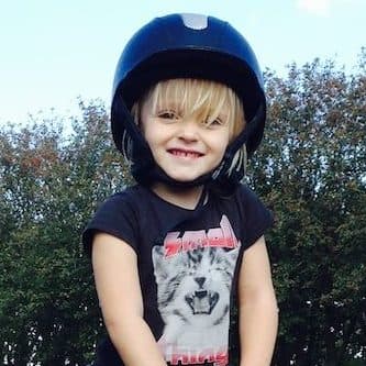Penelope med ridehjelm og stort smil