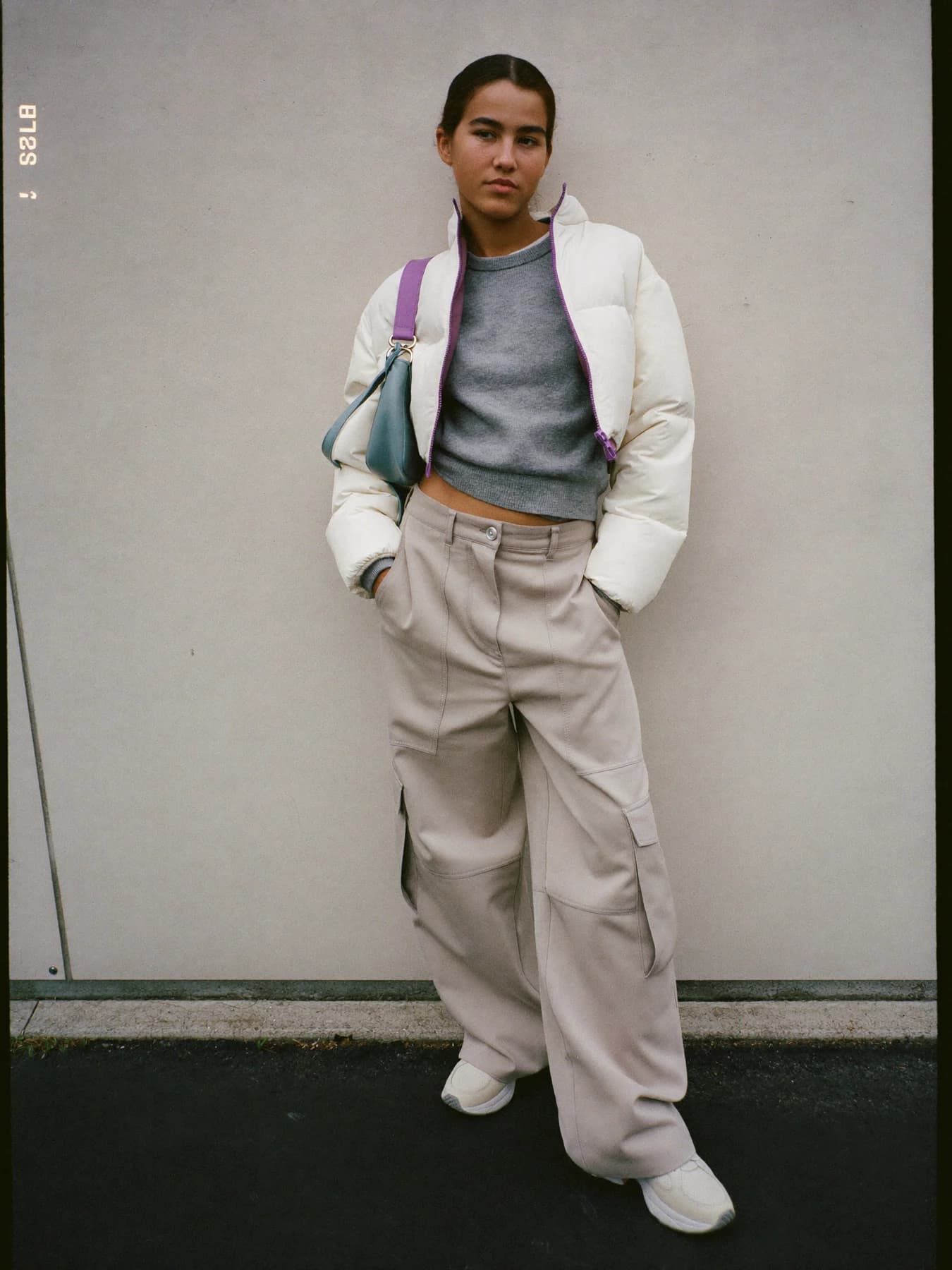 Streetwear-outfit fotograferet mod en lys betonvæg